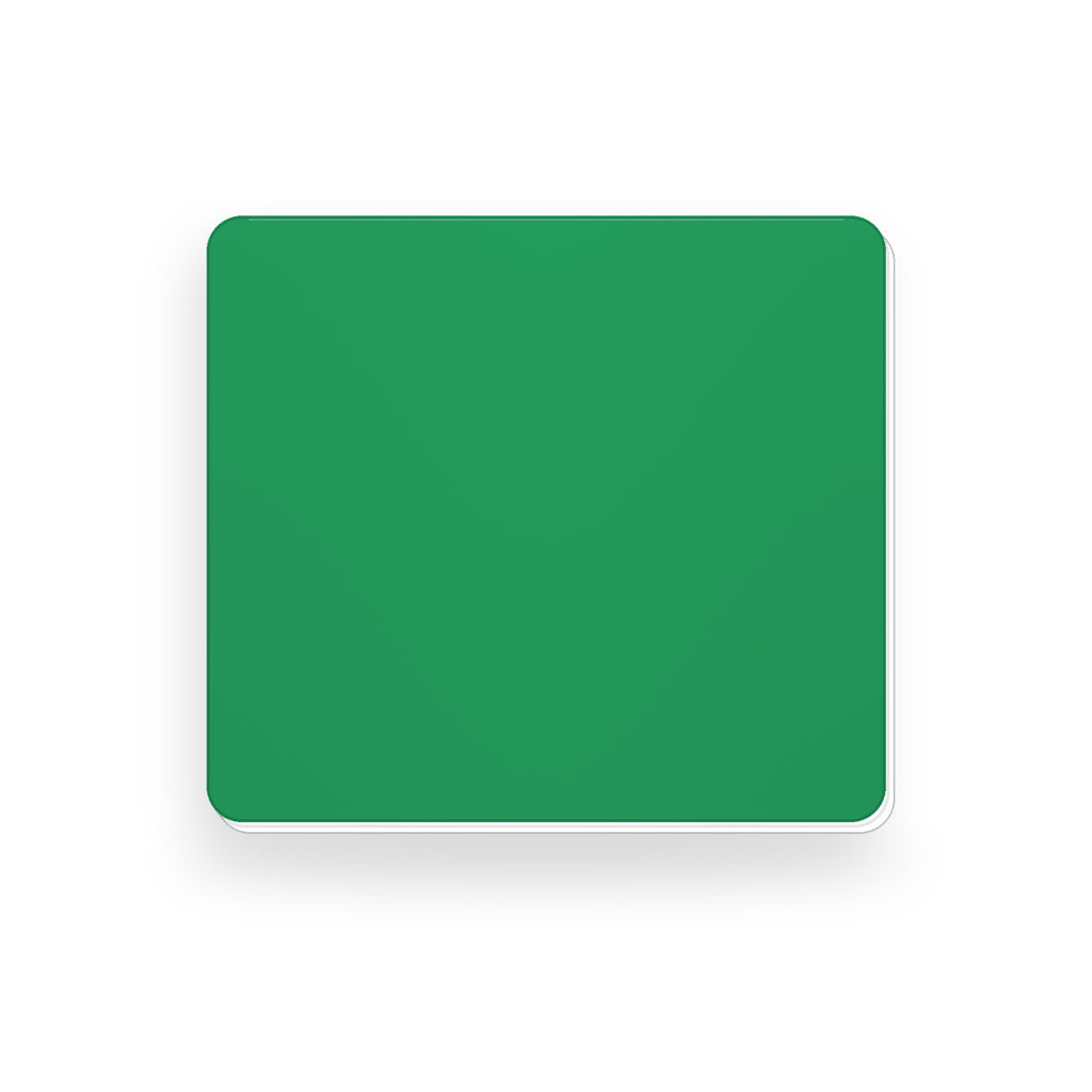 Ecuson negravat 5 × 5,6 cm, verde cu strat alb, pregătit pentru gravură laser.