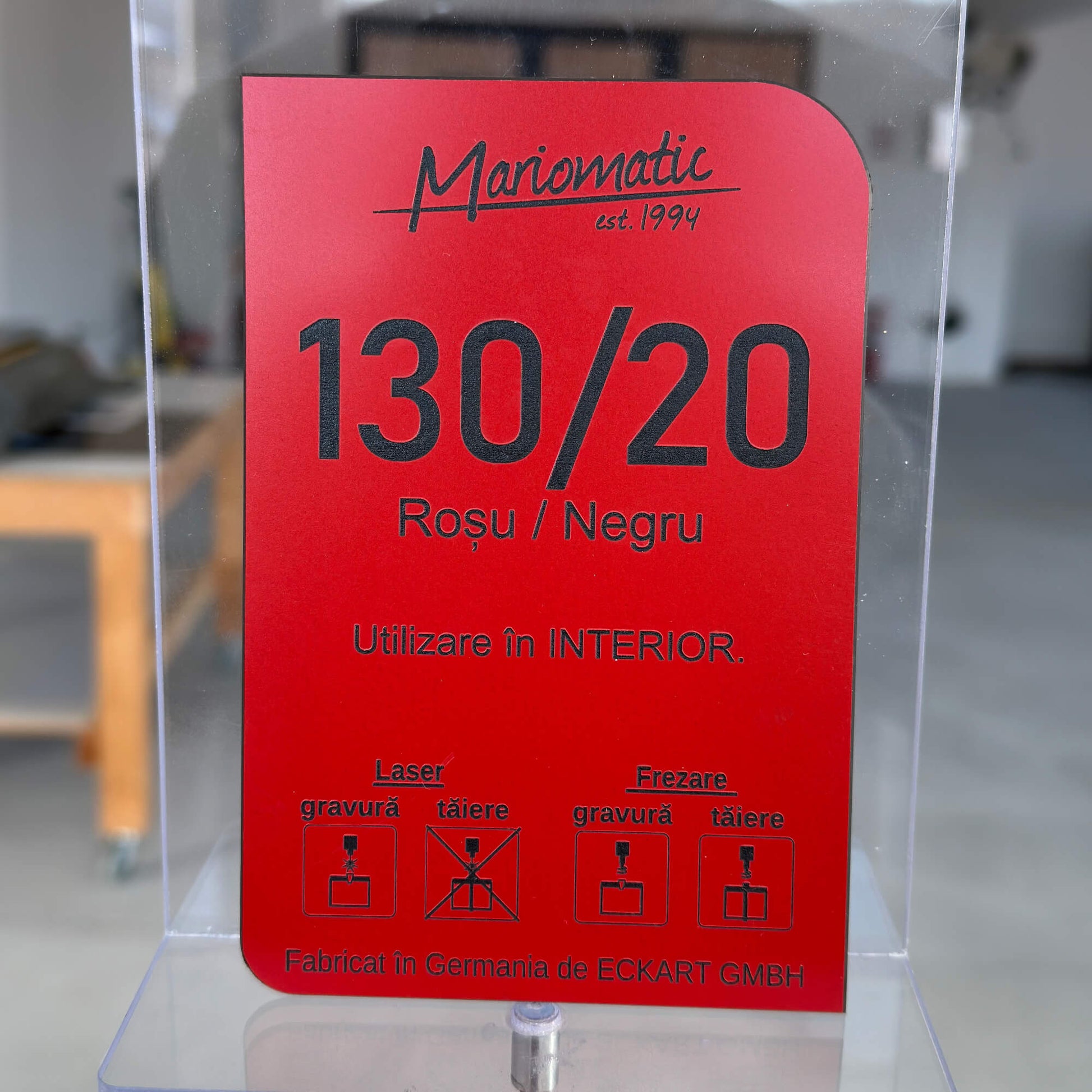 Material Gravura Rosu cu Negru Interior