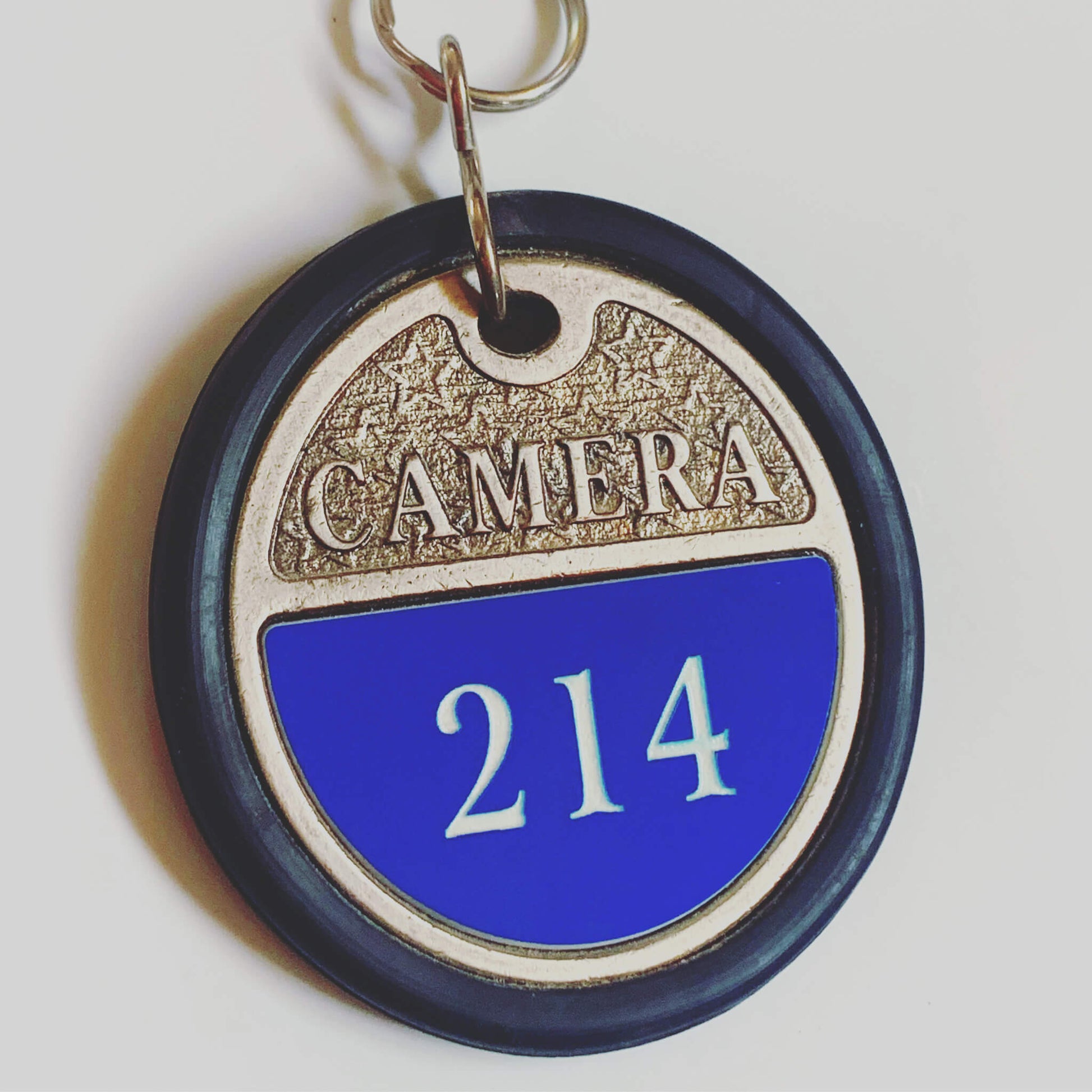 Breloc Metalic Camera Hotel cu Placuta gravata cu numarul camerei pe material de gravura albastru/alb