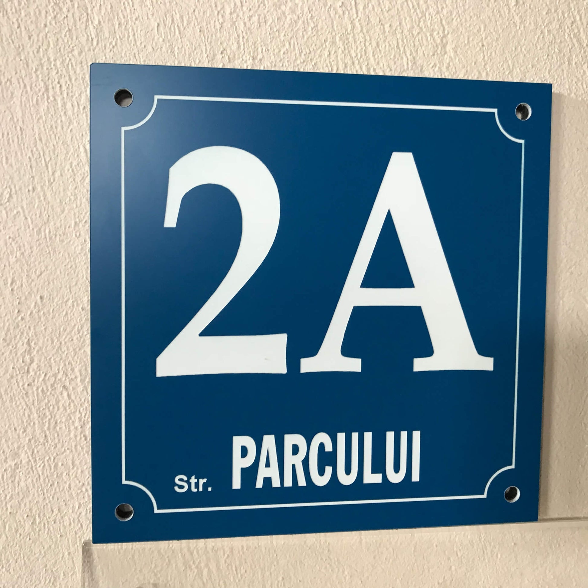Numar casa albastru inchis / alb facut din material de gravura laser 3770
