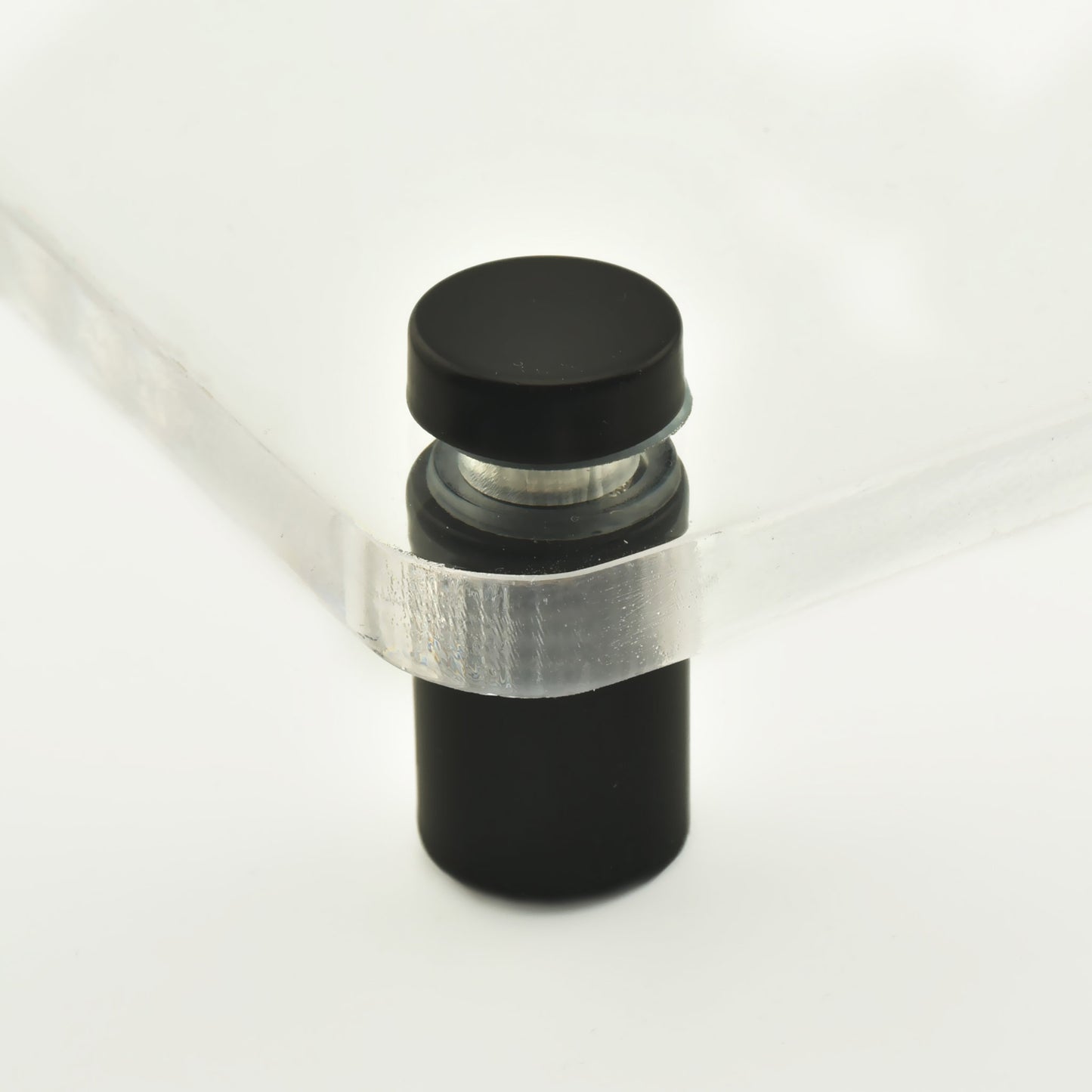 Distantier cilindric din inox de culoare gri inchis sau negru, asezat vertical.