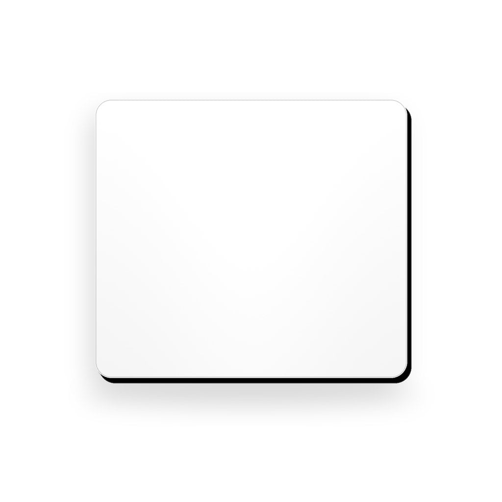 Ecuson negravat 5 × 5,6 cm, alb cu strat negru, pregătit pentru gravură laser.