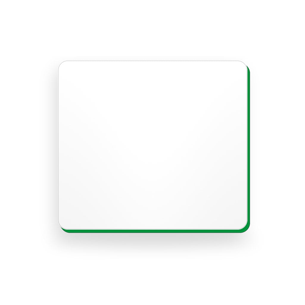 Ecuson negravat 5 × 5,6 cm, alb cu strat verde, pregătit pentru gravură laser.