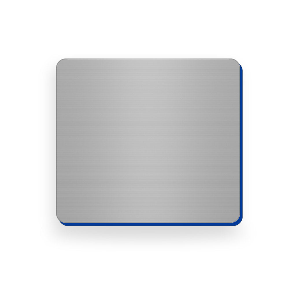 Ecuson negravat 5 × 5,6 cm, argintiu cu strat albastru, pregătit pentru gravură laser.