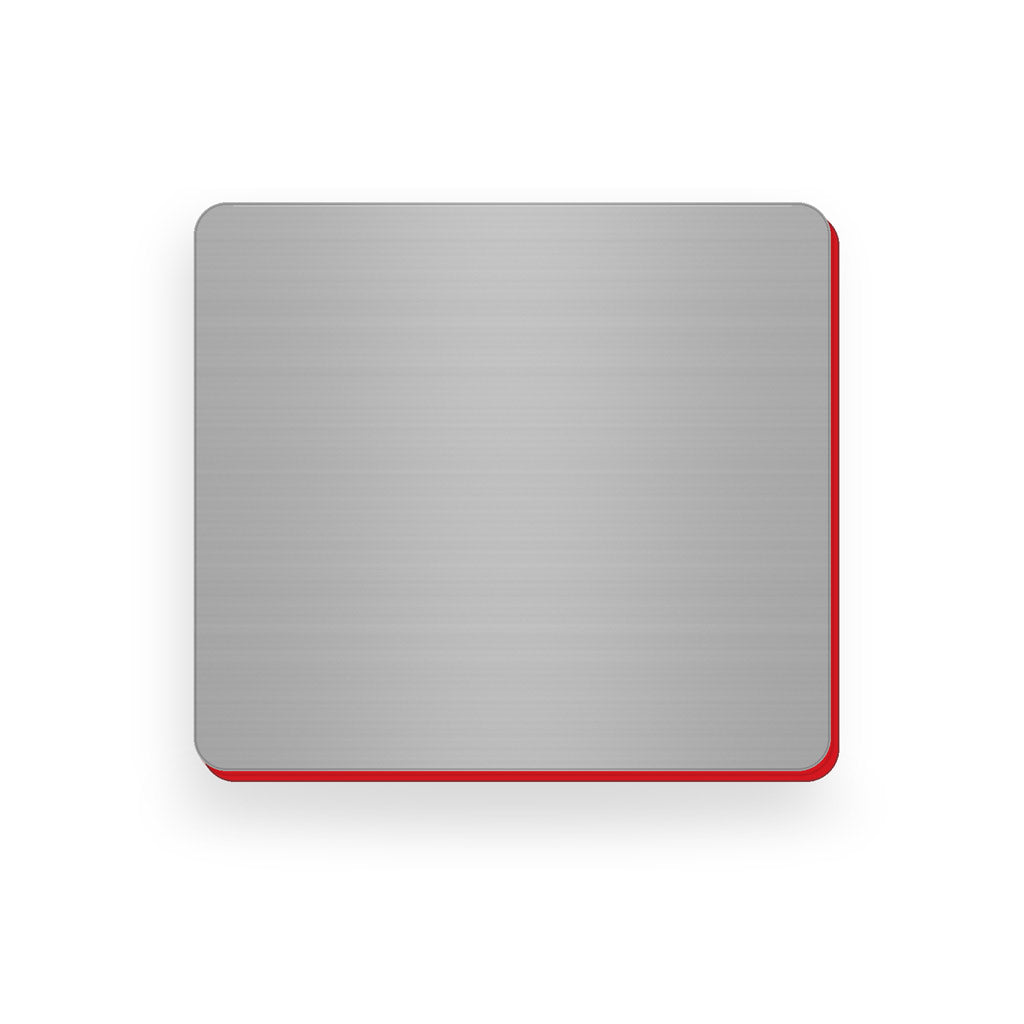 Ecuson negravat 5 × 5,6 cm, argintiu cu strat roșu, pregătit pentru gravură laser.