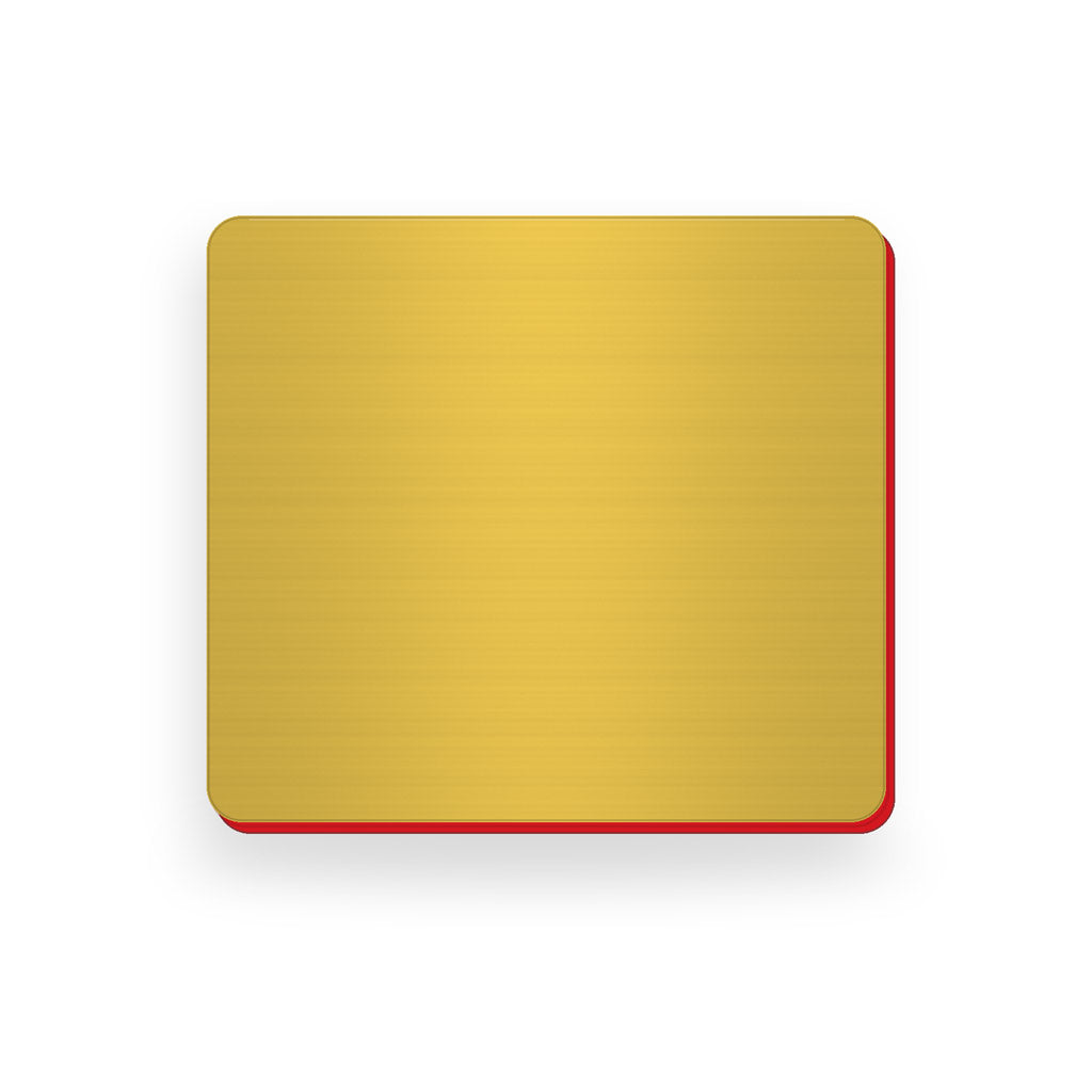 Ecuson negravat 5 × 5,6 cm, auriu cu strat roșu, pregătit pentru gravură laser.