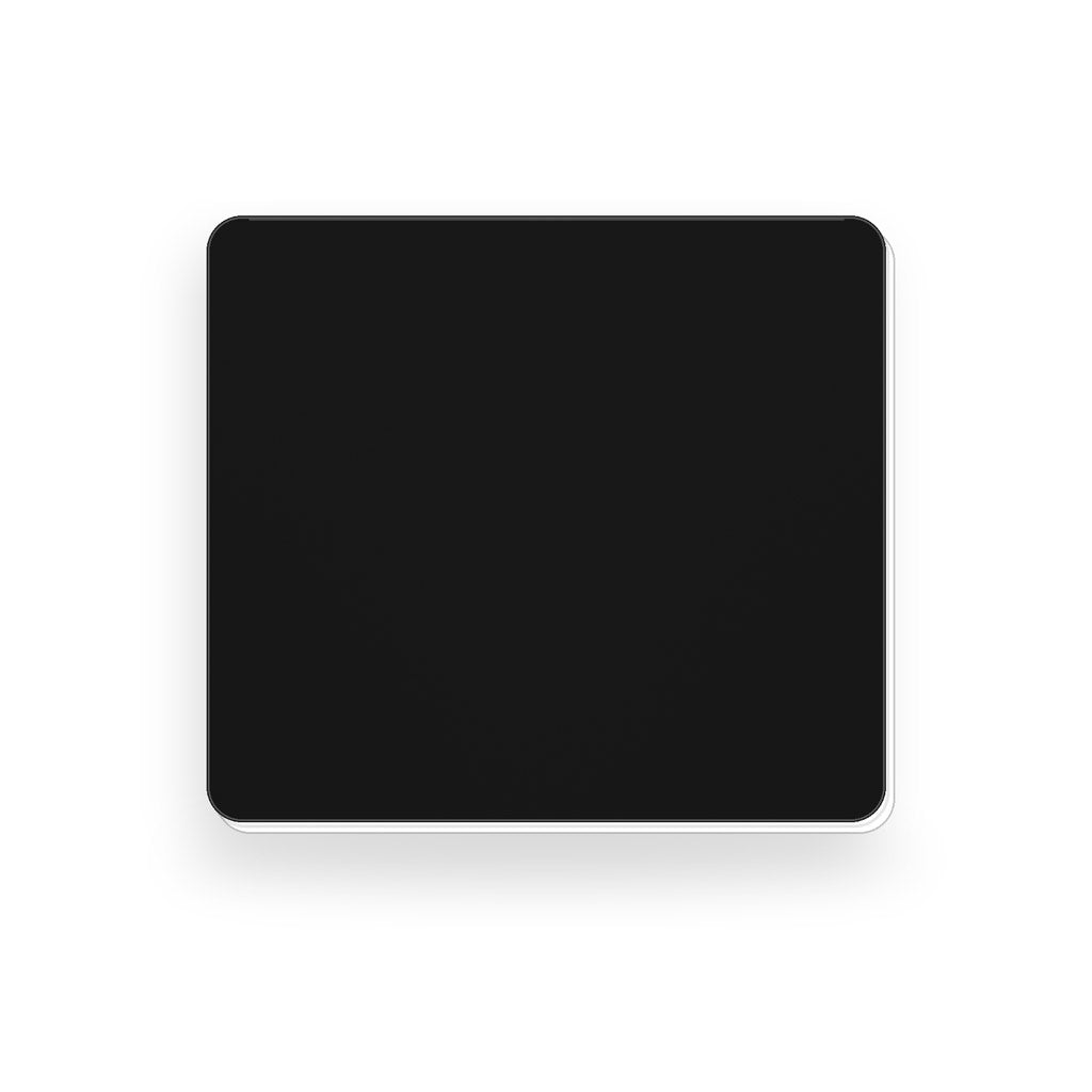 Ecuson negravat 5 × 5,6 cm, negru cu strat alb, pregătit pentru gravură laser.