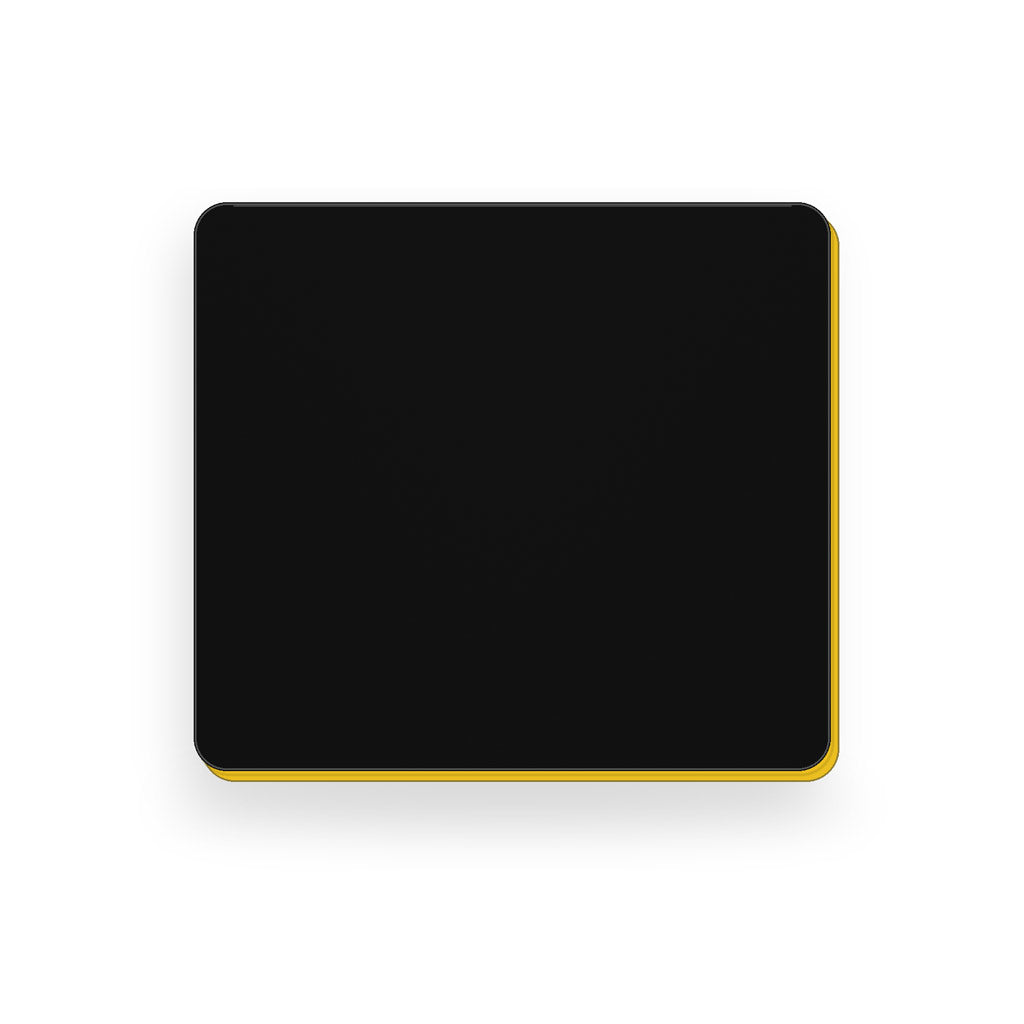 Ecuson negravat 5 × 5,6 cm, negru cu strat auriu, pregătit pentru gravură laser.