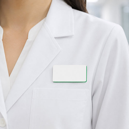Medic purtând la piept un ecuson negravat 8 × 4 cm, pregătit pentru gravură laser.